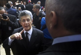 The new president of the Venezuelan parliament, deputy Henry Ramos Allup (C) arrives at the parliament in Caracas, on January 5, 2016. Venezuela's President Nicolas Maduro ordered the security forces to ensure the swearing-in of a new opposition-dominated legislature passes off peacefully Tuesday, after calls for rallies raised fears of unrest. AFP PHOTO/JUAN BARRETO / AFP / JUAN BARRETO