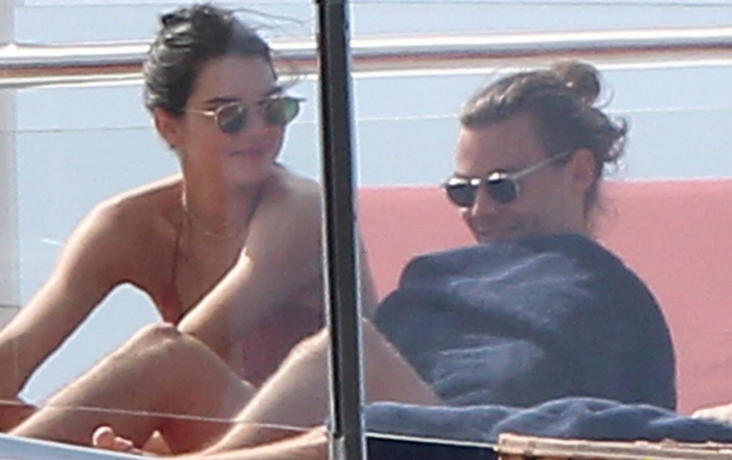 kendall-jenner-harry-styles-yacht-pda-2015-new-years-09