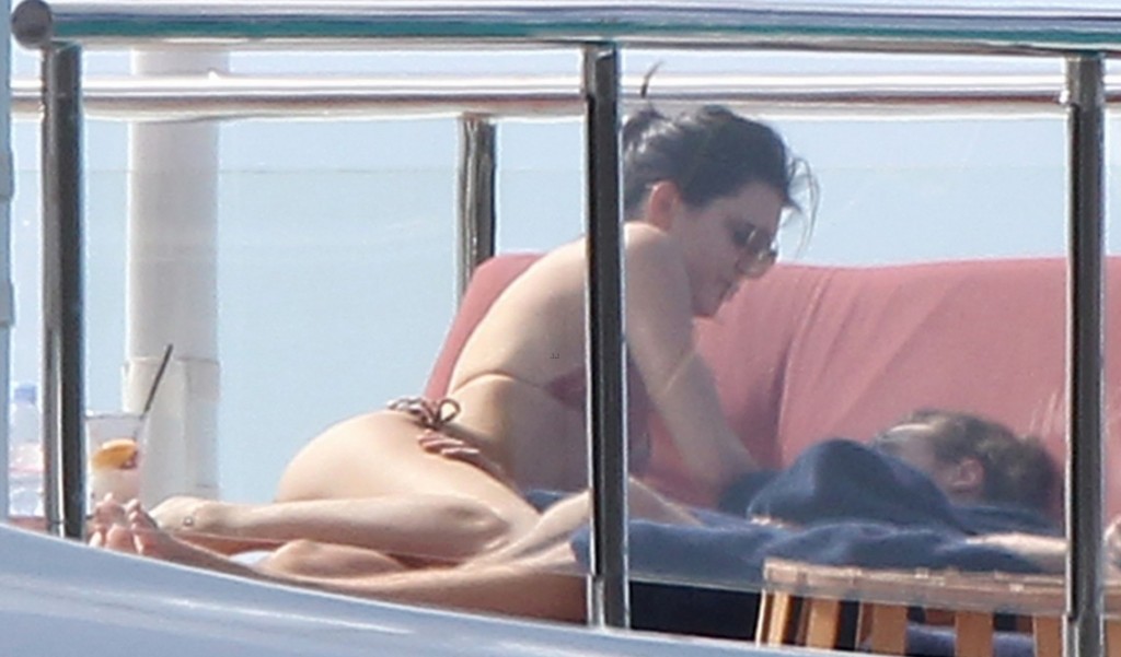 kendall-jenner-harry-styles-yacht-pda-2015-new-years-17