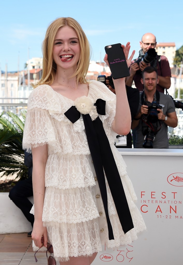 US actress Elle Fanning poses on May 20, 2016 during a photocall for the film "The Neon Demon" at the 69th Cannes Film Festival in Cannes, southern France. / AFP PHOTO / ANNE-CHRISTINE POUJOULAT