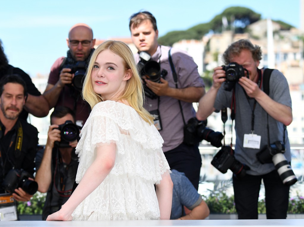 US actress Elle Fanning poses on May 20, 2016 during a photocall for the film "The Neon Demon" at the 69th Cannes Film Festival in Cannes, southern France. / AFP PHOTO / ANNE-CHRISTINE POUJOULAT