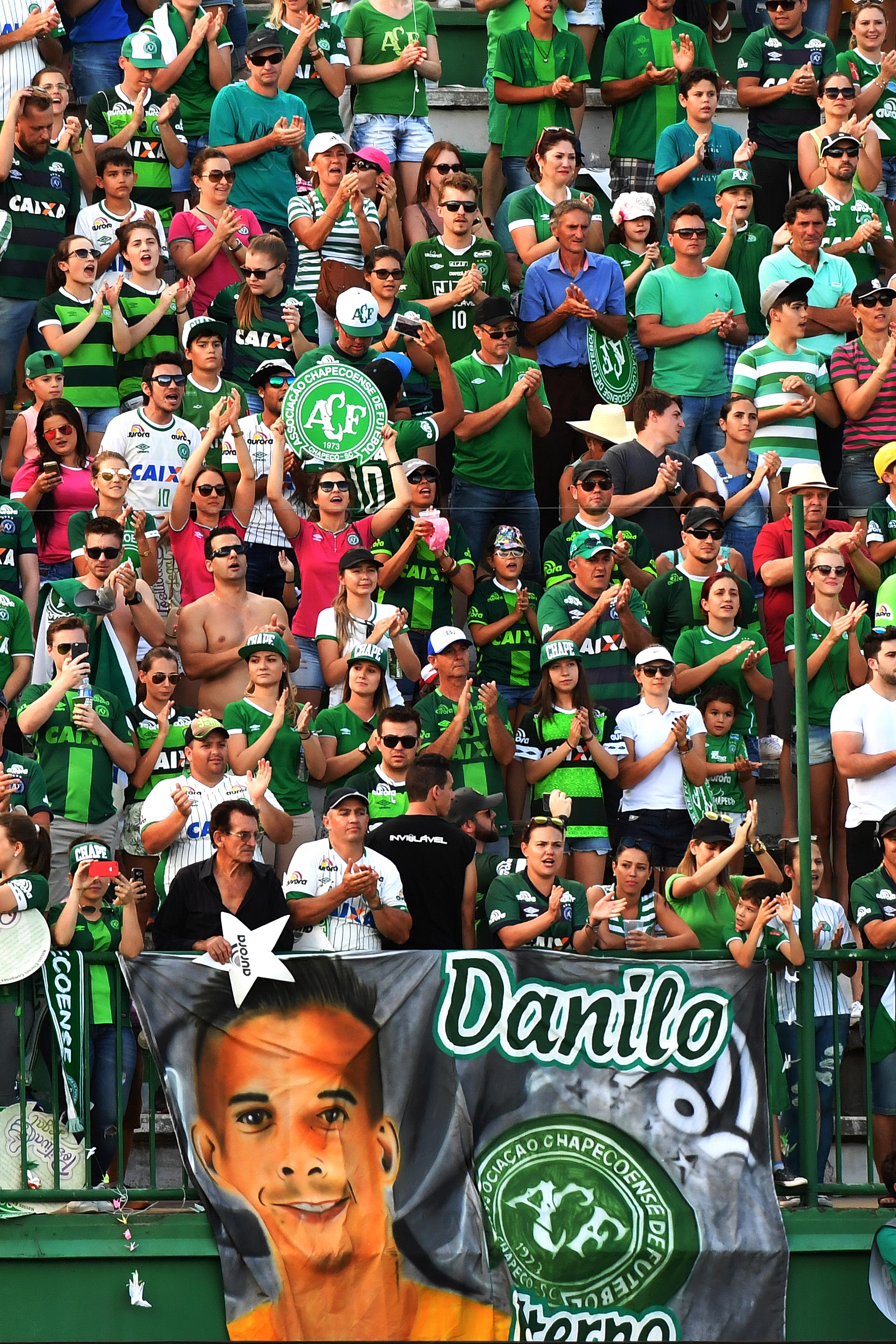 Chapecoense's supporters cheer during a friendly football match against Palmeiras -Brazilian Champion 2016- at the Arena Conda stadium in Chapeco, Santa Catarina state, in southern Brazil on January 21, 2017.  Most of the members of the Chapocoense football team perished in a November 28, 2016 plane crash in Colombia. / AFP PHOTO / NELSON ALMEIDA