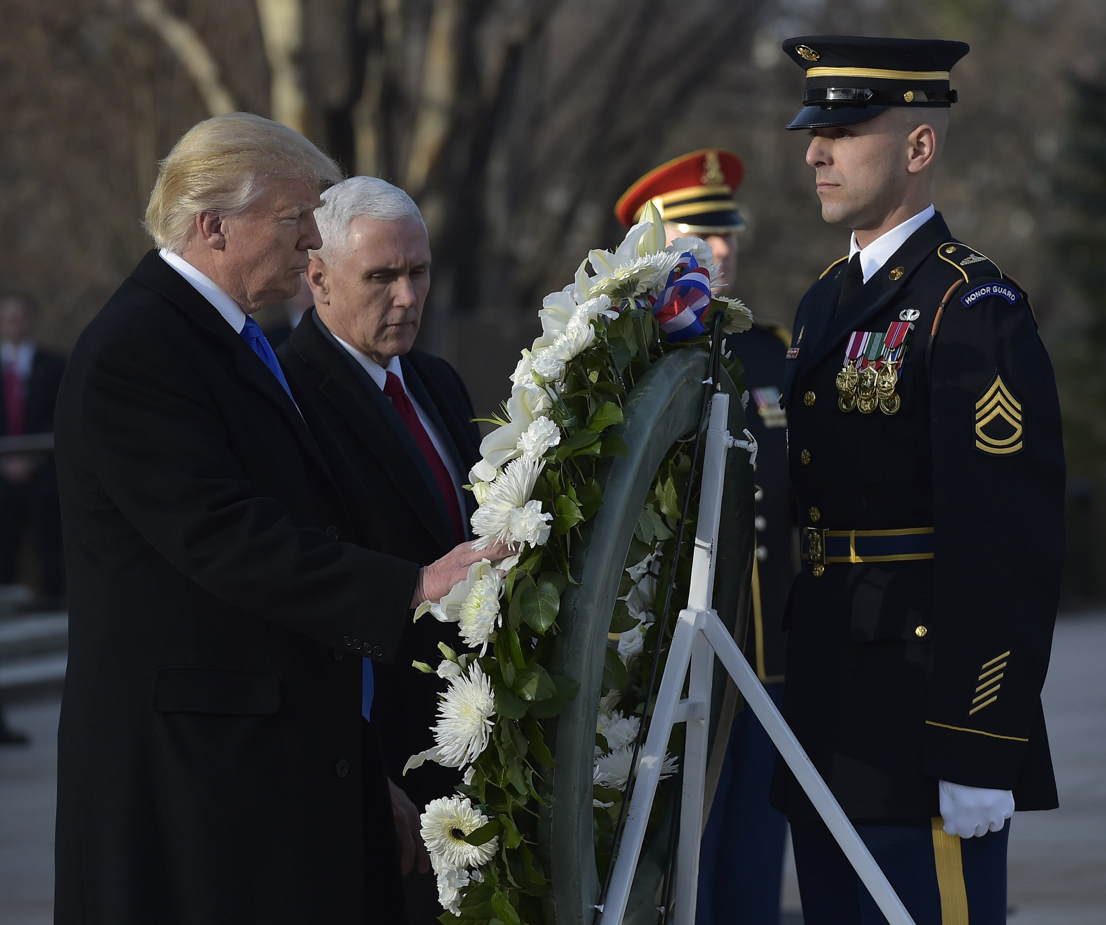 US President-elect Donald Trump and Vice President-elect Mike Pence take part in a wreath-laying ceremony at Arlington National Cemetery in Arlington,Virginia, on January 19, 2017. / AFP PHOTO / MANDEL NGAN
