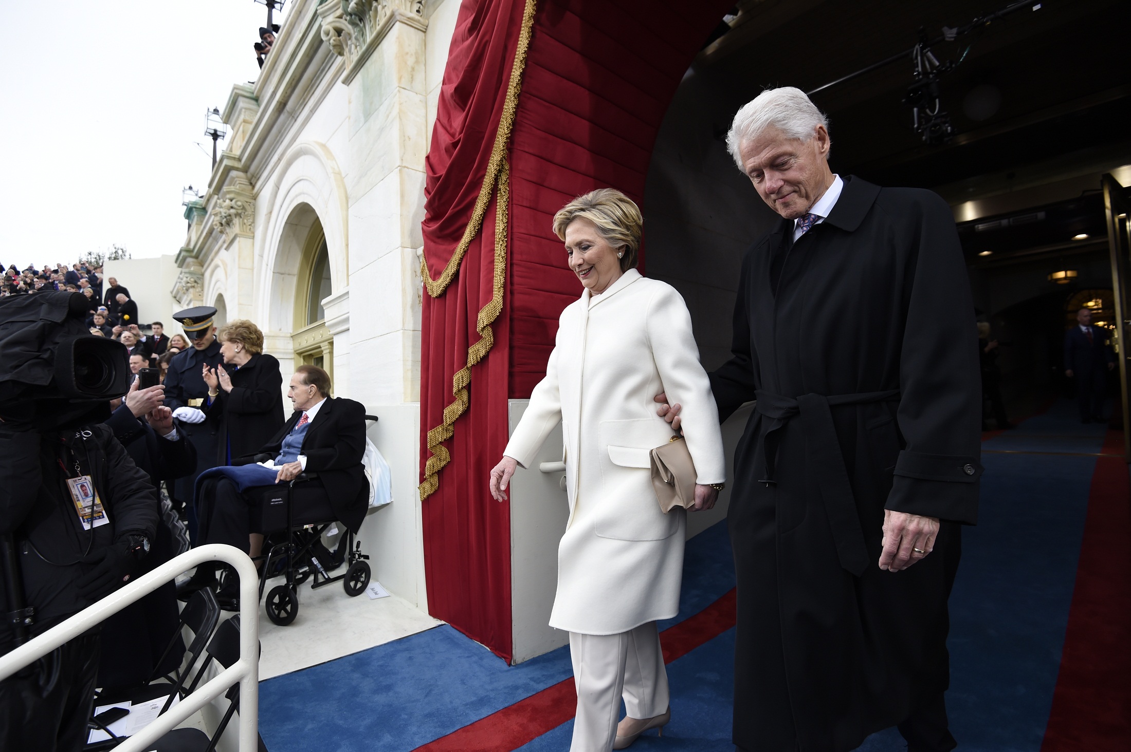 Former US President Bill Clinton and First Lady Hillary Clinton arrive for the Presidential Inauguration of Donald Trump at the US Capitol in Washington, DC, January 20, 2017. / AFP PHOTO / POOL / SAUL LOEB