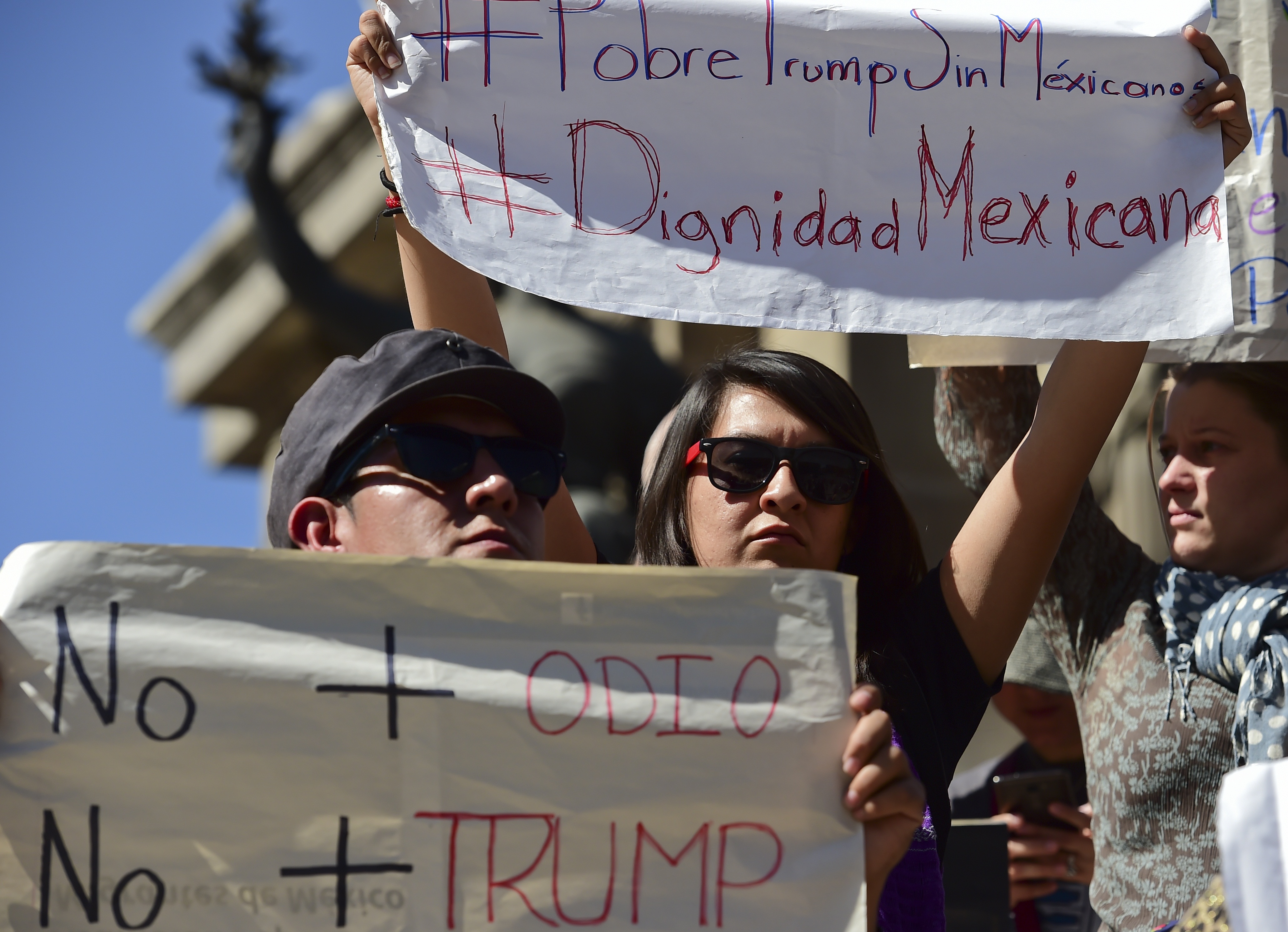 People protest against the new US President Donald Trump, in Mexico City during his inauguration day on January 20, 2017. / AFP PHOTO / RONALDO SCHEMIDT