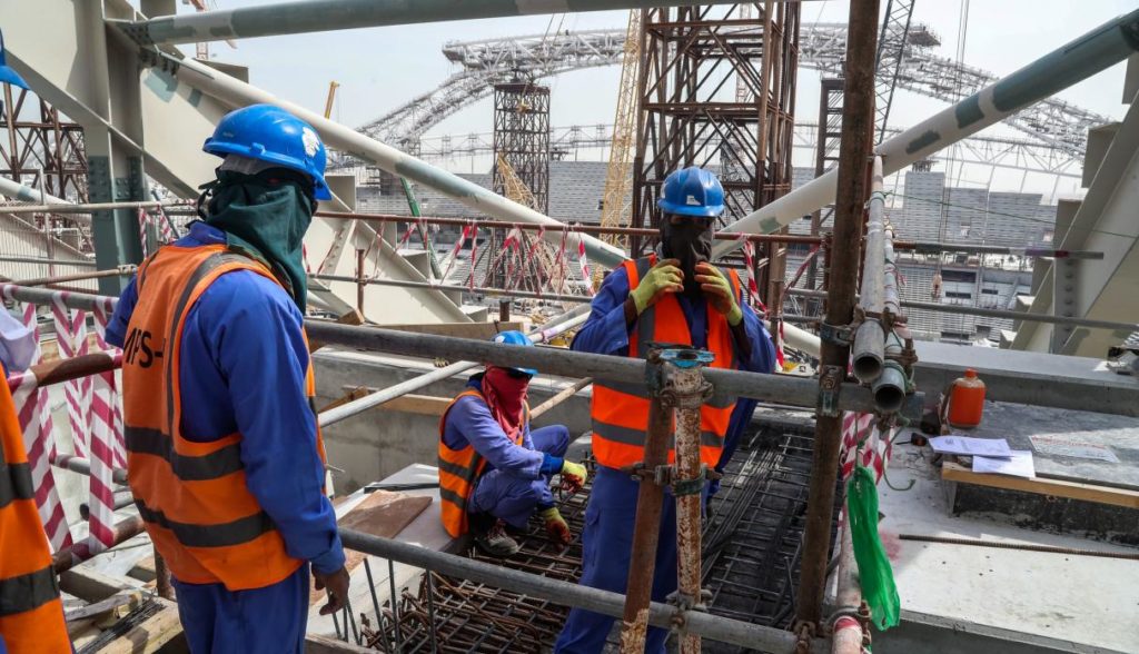 Qatar 2022: El infierno de los trabajadores que construyen los estadios